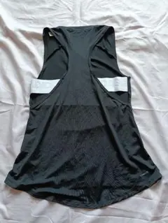 adidas ブラック タンクトップ