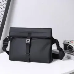 メッセンジャーバッグ ブラック ショルダーバッグ 防水加工 キャリーオン