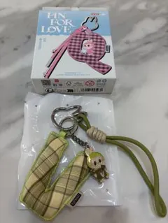 正規品★PIN FOR LOVE ペンダント ラブブ アルファベット V