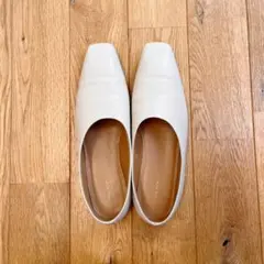 【美品】THE ROW ザ ロウ スクエアトゥ フラットパンプスのサムネイル