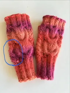 ケーブル編み指なし手袋　オレンジグラデーション（一部、模様編みズレ有り）