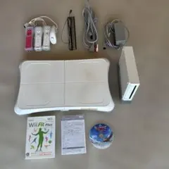 Wii本体とWii Fit Plusのセット コントローラー3本+拡張1本付属
