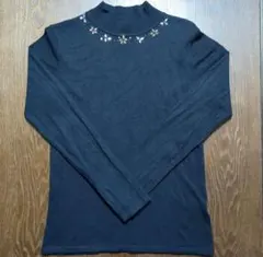 ビジュー付き黒タートルネックセーター