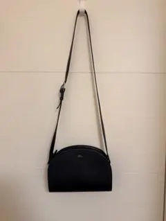 A.P.C. ハーフムーン ショルダーバッグ 黒のサムネイル