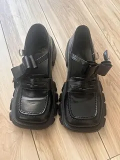 Epineリボン付き黒厚底ローファー