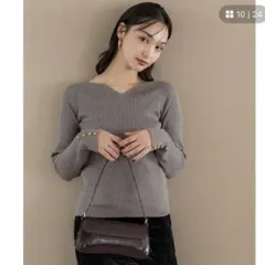 袖金ボタンハートネックニット