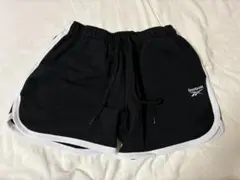 Reebok 黒 ショートパンツ