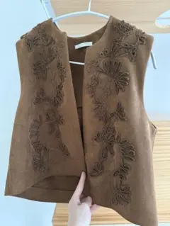 ZARA ブラウン刺繍スエード風ベスト