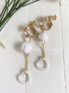 ハンドメイドイヤリング　水引玉結びとハートのゆれるイヤリング