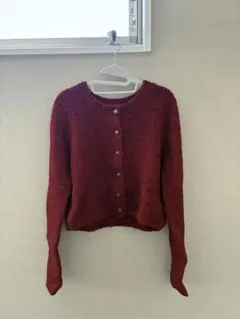 赤い長袖カーディガン ボタン付き