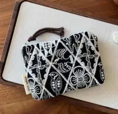 【新品】刺繍ポーチ ブラック 鳥柄　お化粧ポーチ　サニタリーポーチ　お買得のサムネイル
