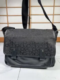 美品 ck Calvin Klein A4収納可 大容量 メッセンジャーバッグのサムネイル