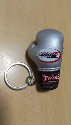 TWINSグローブキーホルダー シルバー&ブラック 約7cmのサムネイル