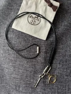 HERMES エルメス キュリオジテ ネックレス 黒レザーのサムネイル