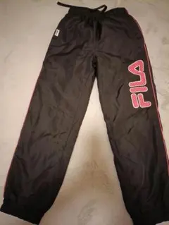 FILA 黒 ロゴ入り ロングパンツ　130