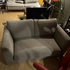 グレーの2人掛けソファ