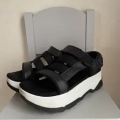 Teva 厚底 スポーツサンダル ブラック 25cmのサムネイル
