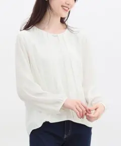 GLACIER【M】アクセ付裾タックブラウス　オフホワイト