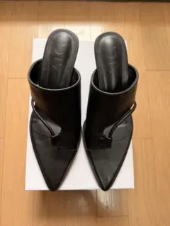 【未使用】Lサイズ/ 黒　 AIC. カットアウトポインテッドトゥーサンダルのサムネイル