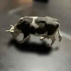 ドイツのシュライヒのホルスタイン種の牛のミニチュアフィギュア