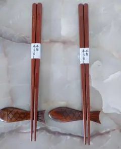 木製彫刻箸スリ漆2膳と彫刻箸置き魚