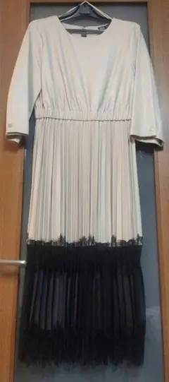 ZAPA ベージュと黒の合皮とレースのプリーツワンピース