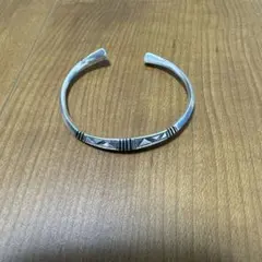 シルバー 幾何学模様 オープンバングル