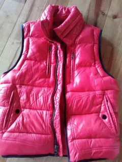 赤色 ダウンベスト