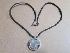 Gロゴ メダル型ネックレス ペンダント シルバーカラー ブラックコード