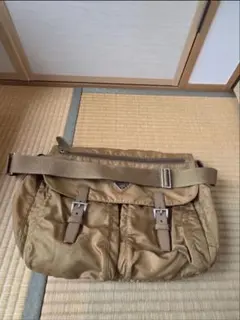 プラダ VELA メッセンジャーバッグ 三角ロゴ
