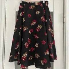 フレアスカート 黒地 花柄 ひざ丈