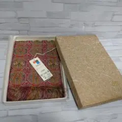赤と緑の模様のインテリア小物