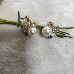 パールとクリスタル装飾のイヤリング