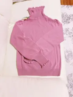 titty＆Co.フリル付きタートルネックピンクニット