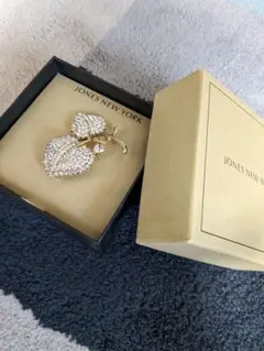 新品　JONES　NEW　YORK　ブローチ♡
