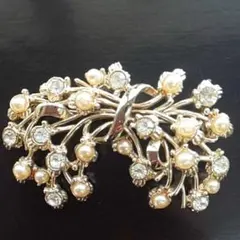 イギリス ヴィンテージ コスチュームジュエリ ゴールドフラワーモチーフのブローチ