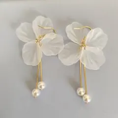 春夏にぴったり フラワーピアス ホワイト×ゴールド 上品 かわいい デート結婚式
