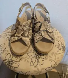 Clarks　クラークスヘビ柄クロスデザインサンダルのサムネイル