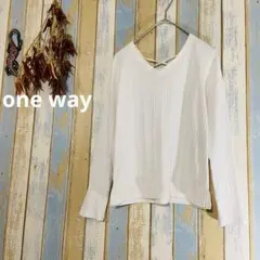 【one way 】長袖ニット　Vネック 上品　背中チラ見え　長袖　Mのサムネイル