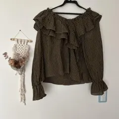 フリル付きオフショルダー長袖ブラウス