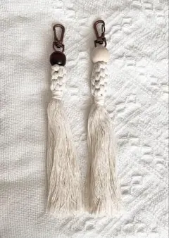 〈ハンドメイド〉マクラメ編み　ホワイトタッセルチャーム2個セット