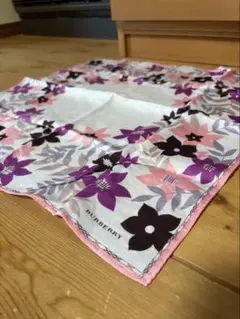 BURBERRY ハンカチ 花柄 パープル ピンクのサムネイル