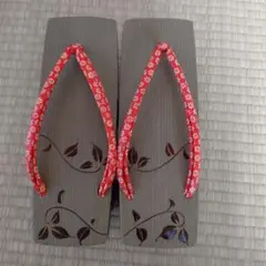伝統的な木製下駄 赤花柄