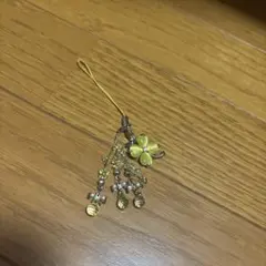 イエロークローバとビーズの携帯ストラップ