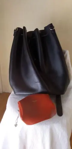 黒のレザーバッグと小物入れ