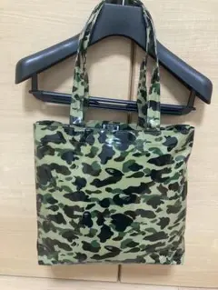 A BATHING APE 迷彩柄 トートバッグ カモフラ ビニール製のサムネイル