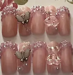 可愛い紫のプレスオンネイル。