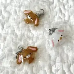 サンリオ　ゆるっとめじるしアクセサリー　しろうさ　くろうさ