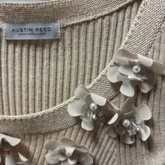 AUSTIN REED 花飾り付きリブニット