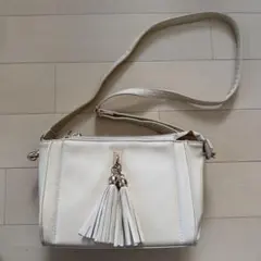 ベージュ タッセル付きショルダーバッグ